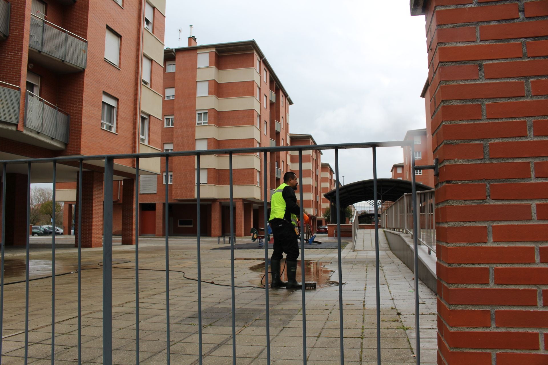 Un rayo cae en un bloque de viviendas en León: «Fue como una bomba»