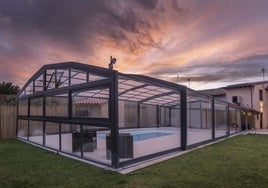Casa La Herrera cuenta con piscina climatizada y un amplio jardín