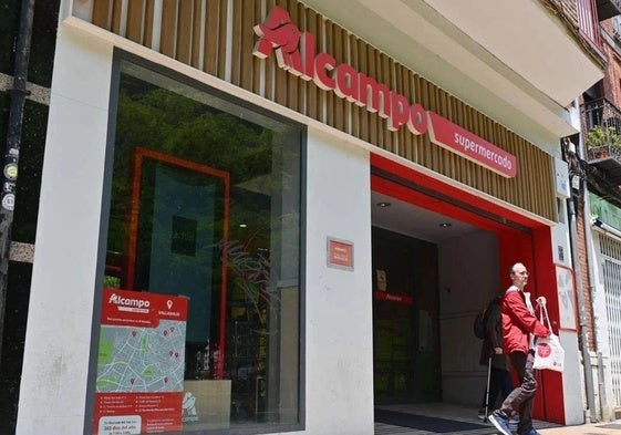 Entrada de un supermercado de Alcampo.