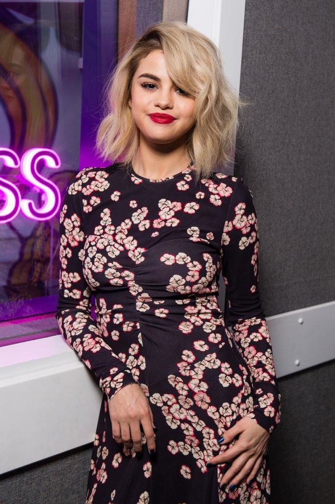 Selena Gomez despidió 2017 con melena midi en rubio platino. Pero este 2018 ha cambiado ya varias veces de look.