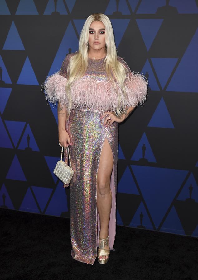 Plumas, brilli brilli, gran abertura en la falda... El vestido de Kesha tenía todas las tendencias de fiesta de esta temporada juntas.