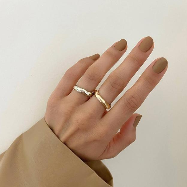Uñas en tonos marrones neutros