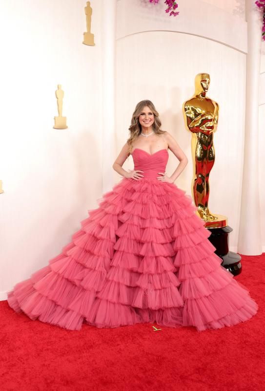 Nikki Novak. La presentadora ha optado por un vestido de corte princesa con una falda confeccionada con volantes de Henri´s Pageant, 
