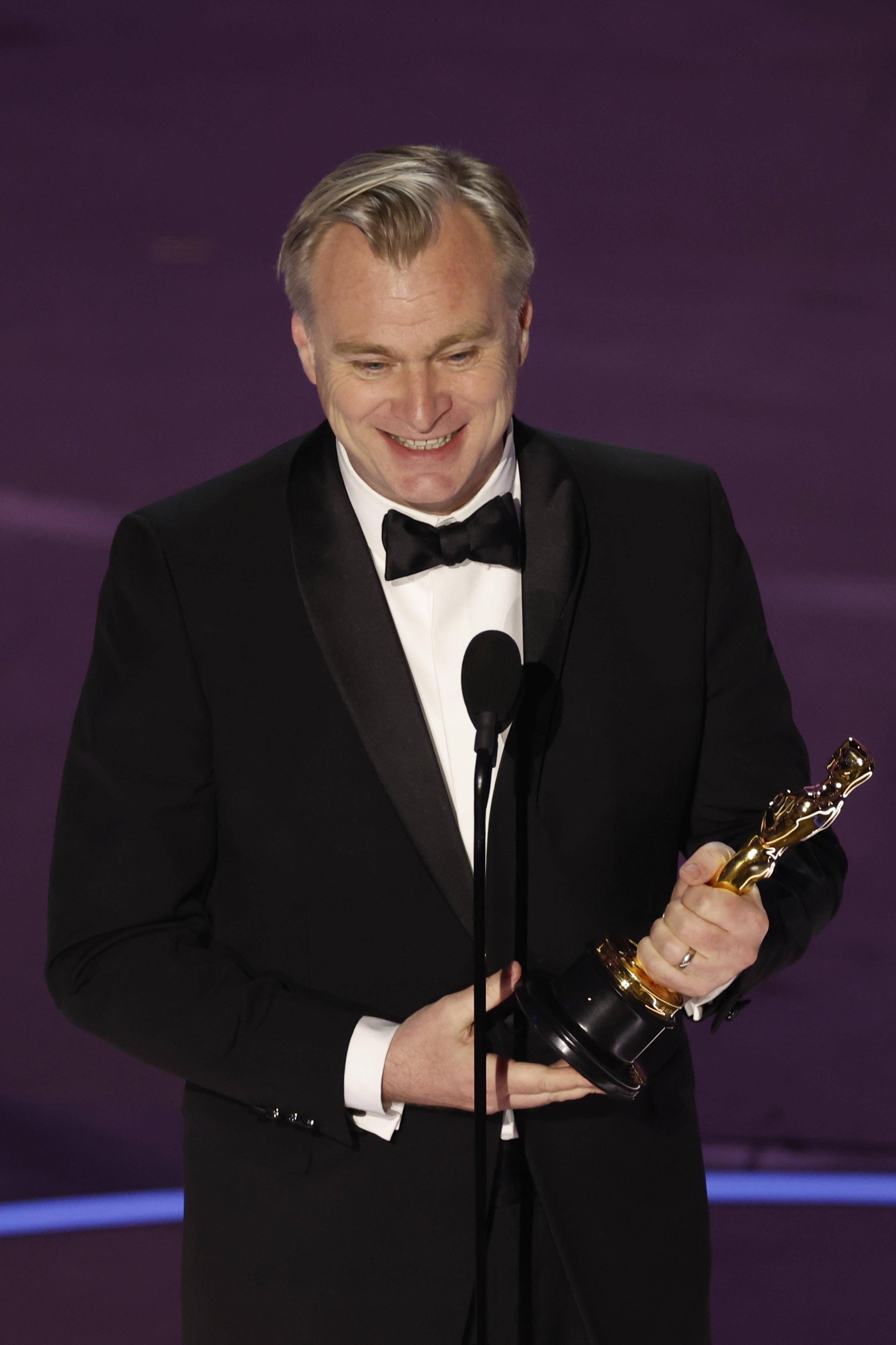 Christopher Nolan, con el Oscar a mejor director por 'Oppenheimer'. / Efe
