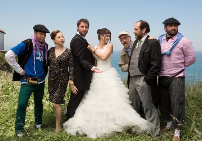 El director Emilio Martínez Lázaro y el equipo del filme.