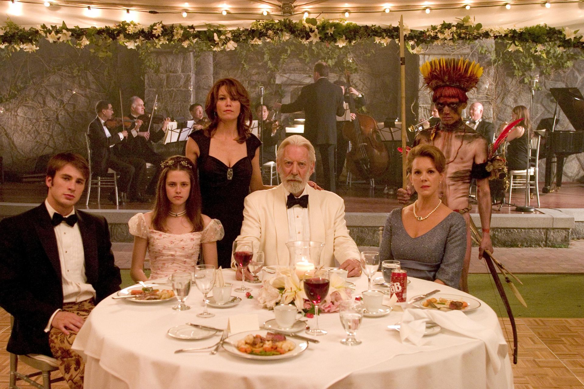 Diane Lane y Donald Sutherland (c) en una escena de la película «Gente poco corriente» en 2005.