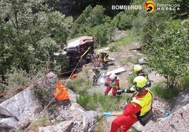 Seis menores heridos, entre ellos tres de gravedad, tras precipitarse un microbús en Huesca