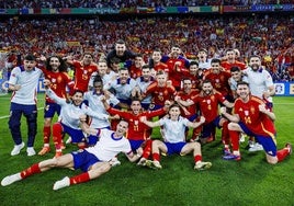 Olmo y Yamal celebran el segundo gol de España.
