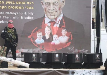 Hamás entrega los cadáveres de cuatro rehenes en otra ceremonia de propaganda