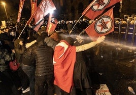 La Policía intenta dispersar a los manifestantes en Estambul.