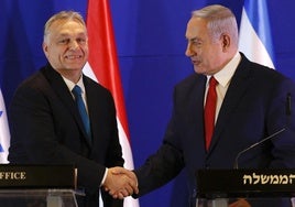 El primer ministro húngaro, Viktor Orbán, estrecha la mano del dirigente israelí, Benjamín Netanyahu, en un acto en Jerusalén.