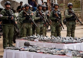 Armamento incautado por los militares en una cárcel de Venezuela, en 2023.