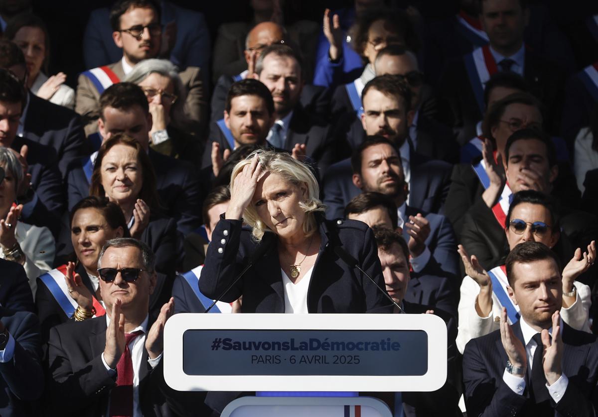 La ultraderecha francesa fracasa en su intento de arropar masivamente a Le Pen