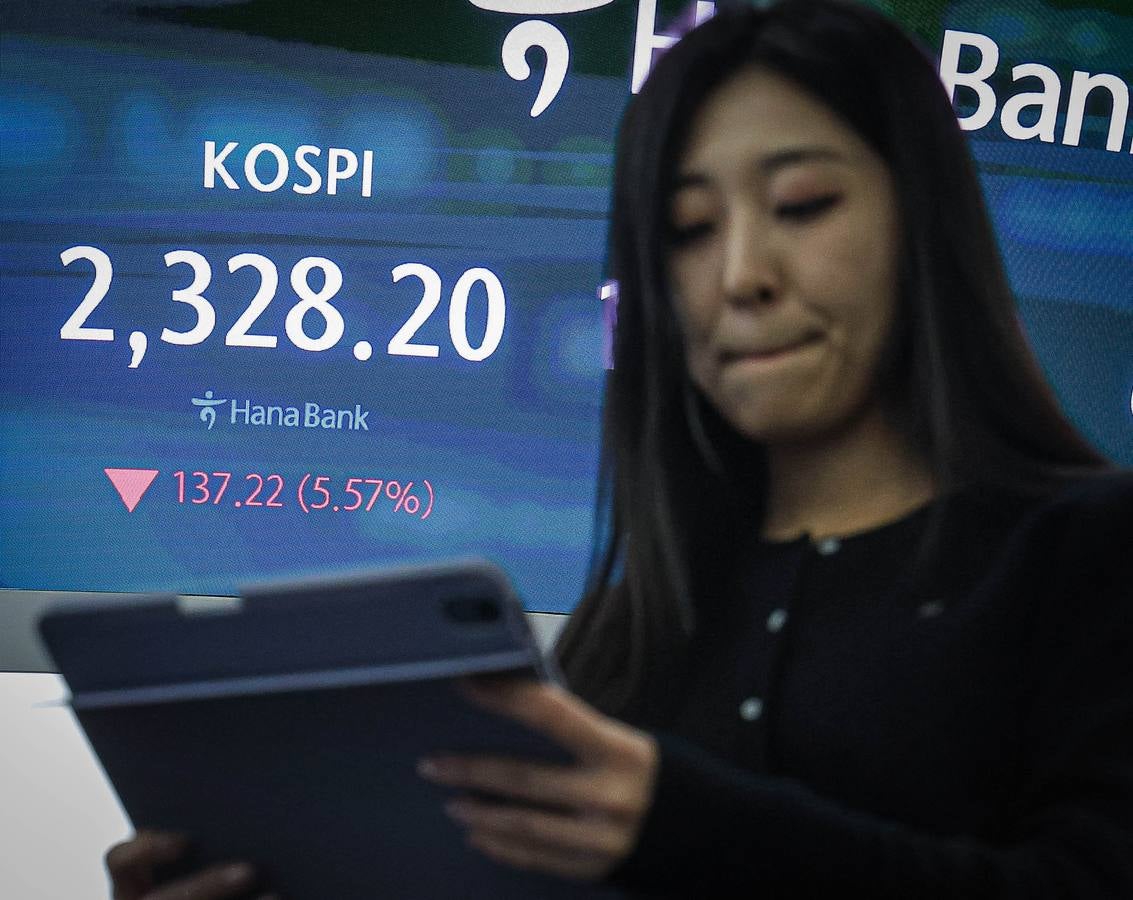 El índice compuesto de precios de las acciones de Corea del Sur (KOSPI) se desploma. 