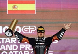 Arón Canet celebra su victoria en el GP de Catar.