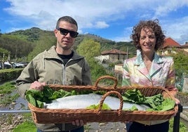 Geli Fernandez, directora de la feria, con Javier Bueno, el pescador que sacó el Campanu.