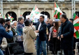 El lehendakari Imanol Pradales y Aitor Esteban, en su primer Aberri desde que asumió el mando del Euzkadi buru batzar, saludan a los congregados en la Plaza Nueva de Bilbao.