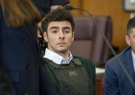Luigi Mangione, acusado del asesinato del director ejecutivo de UnitedHealthcare, Brian Thompson, durante su comparecencia ante un tribunal en Nueva York en febrero.