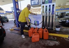 Un hombre llena garrafas de gasolina en Salamanca.
