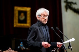 El actor José Sacristán leyendo en la RAE el discurso de ingreso de Antonio Machado que el poeta jamás pudo leer