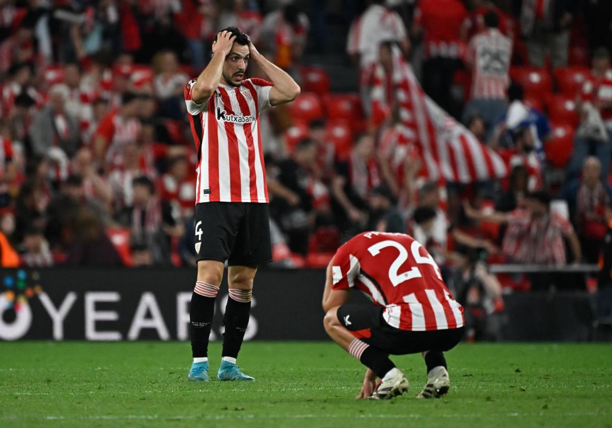 Paredes y Prados se lamentan tras el final del partido en San Mamés.