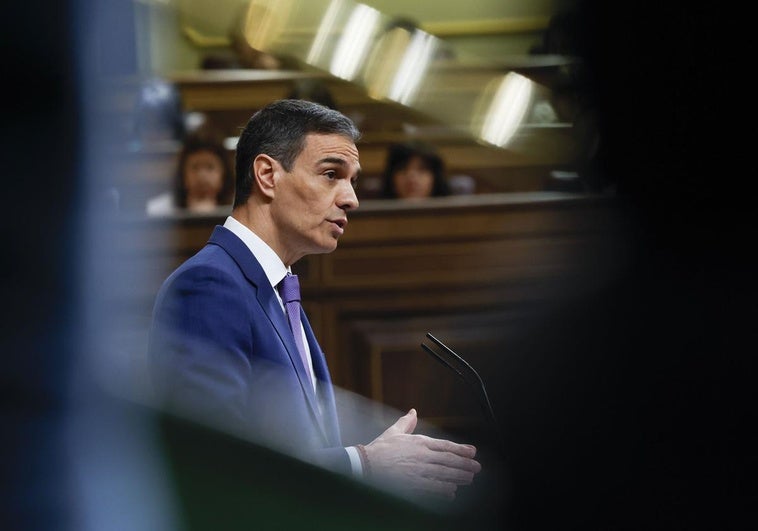 Sánchez no aporta luz sobre el apagón pero avisa de que no cambiará su modelo energético