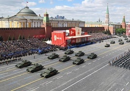 Los tanques rusos desfilan ante la tribuna de invitados en la Plaza Roja.