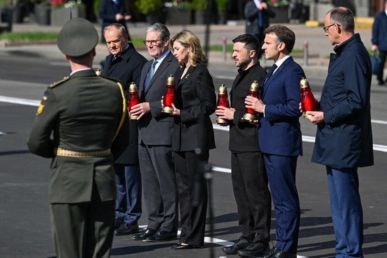 Tusk, Starmer, Macron y Merz rindieron homenaje a los caídos en la invasión junto con Zelenski y su mujer.