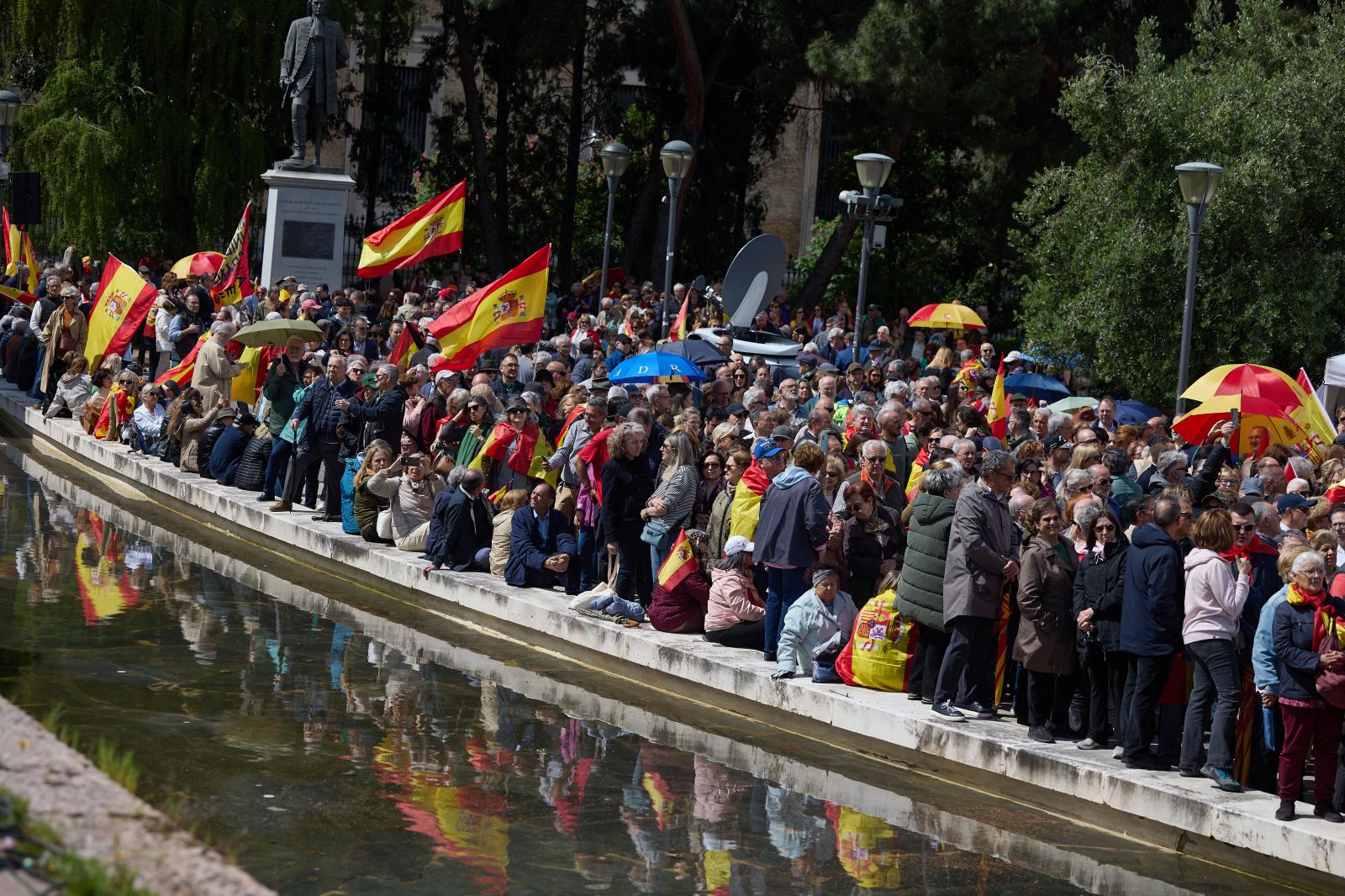 Imagen secundaria 1 - Miles de personas se manifiestan en Colón contra Pedro Sánchez «por la dignidad de España»