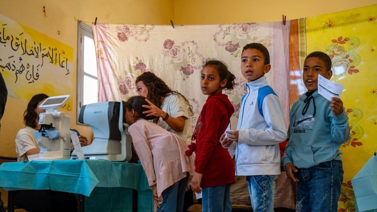 Voluntarias realizando revisiones a los niños