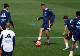 Kylian Mbappé golpea el balón durante el último entrenamiento del Real Madrid antes del partido frente al Sevilla.