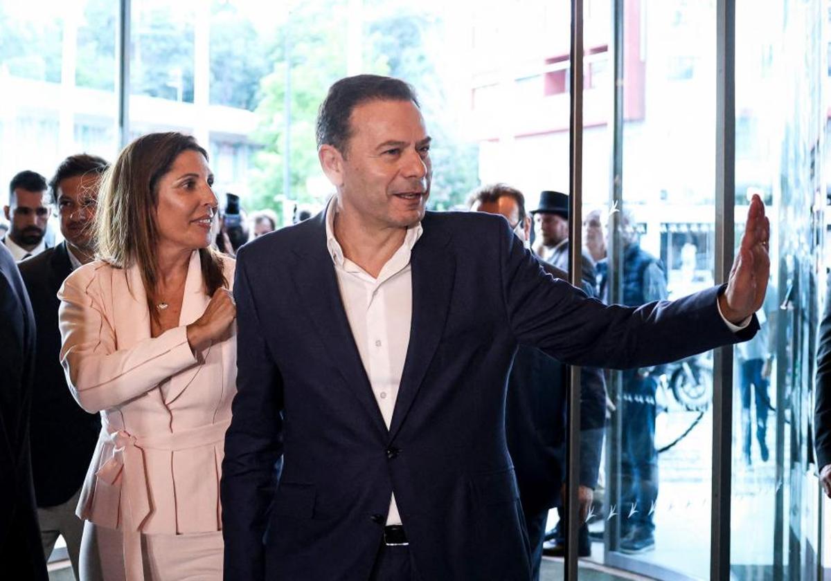 El primer ministro portugués, Luis Montenegro, al depositar su voto este domingo.