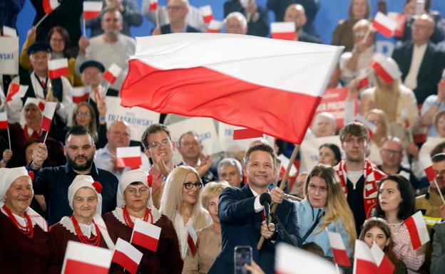 El europeísta Rafal Trzaskowski celebra su victoria en Polonia.