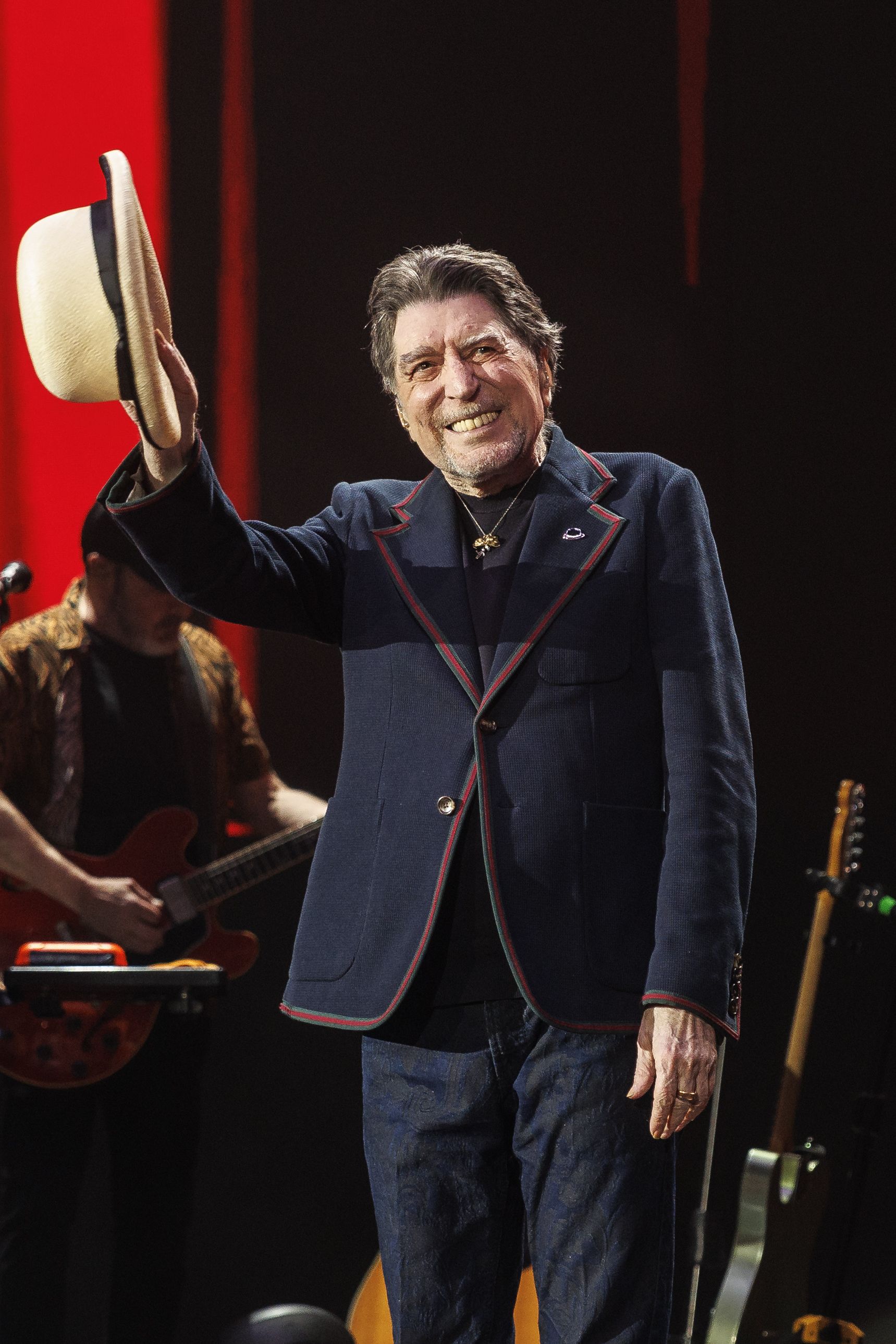 Imagen secundaria 2 - En la foto superior, Joaquín Sabina, visiblemente emocionado en el concierto; debajo, un pùblico entregado al artista en Madrid; por último, el cantautor saludando desde el escenario.