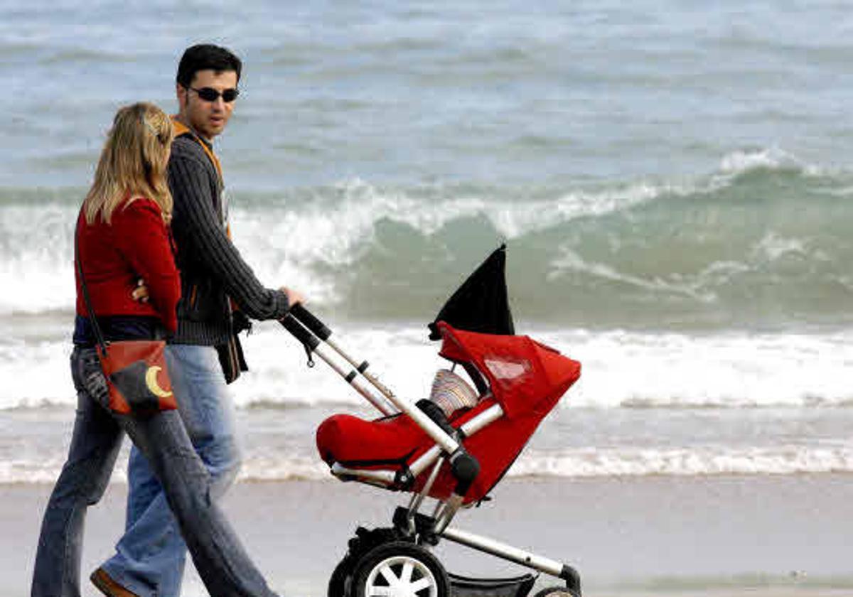 Los sindicatos instan al Gobierno a aplicar el permiso parental retribuido de 8 semanas tras una nueva sentencia