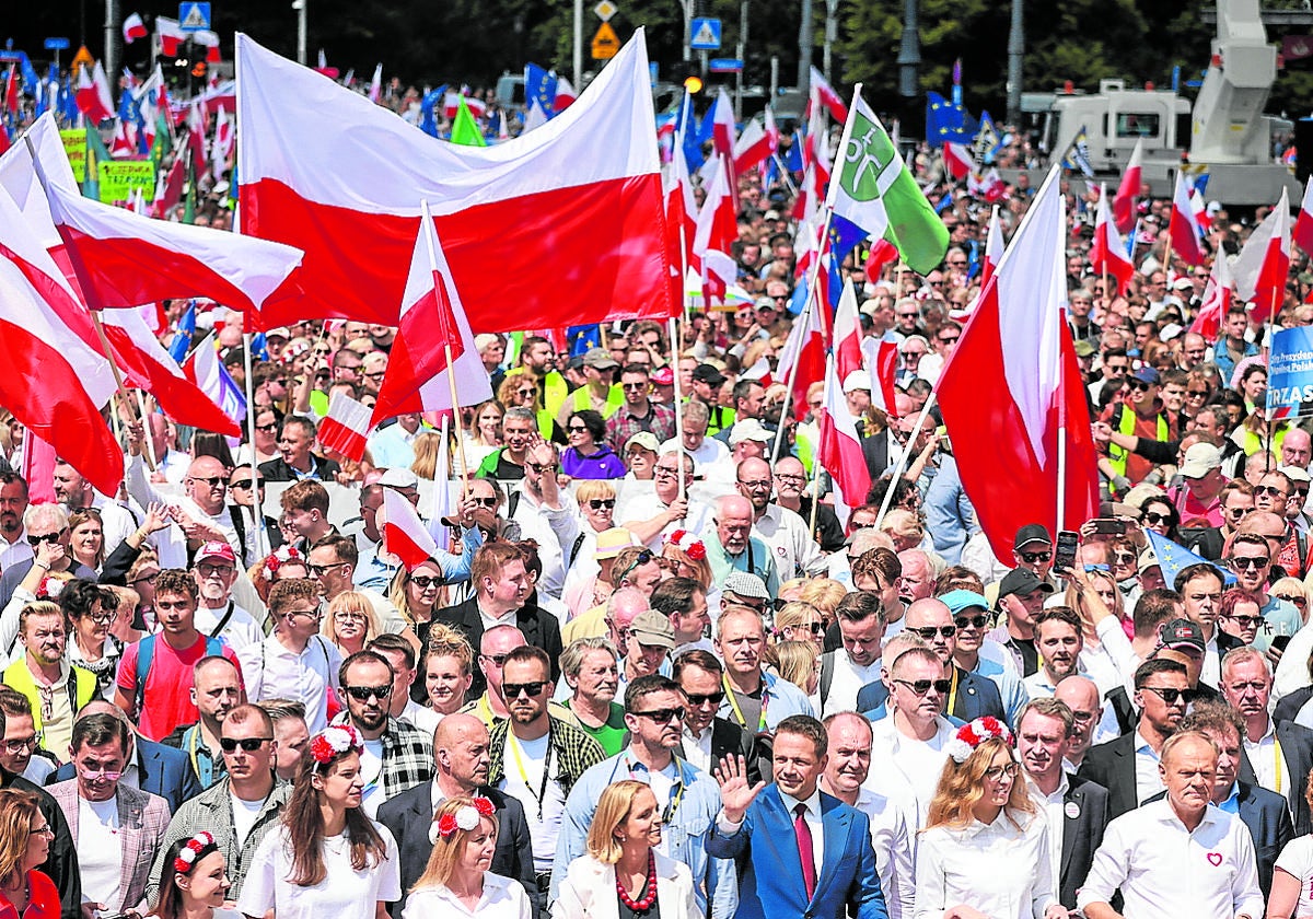 Los dos candidatos a la presidencia de Polonia echan un pulso en las calles de Varsovia