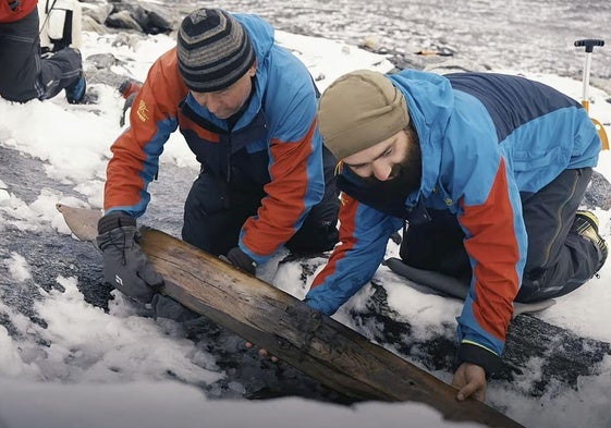 Los arqueólogos de los glaciares extraen del hielo un esquí milenario.