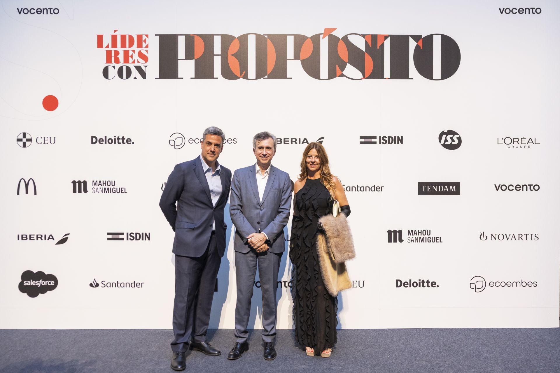 Juan Naya, CEO de ISDIN, junto a Damià Calveras, director de Comunicación, e Isabel Gasset, responsable de Comunicación Corporativa