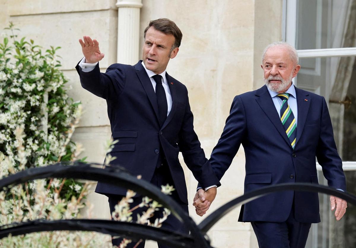 El presidente francés, Emmanuel Macron, y su homólogo brasileño, Luiz Inácio da Silva, de la mano por los jardines del Elíseo.