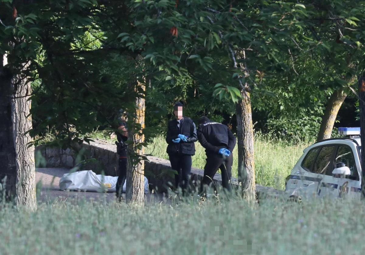 Aparece un cadáver atado de pies y manos en una balsa de Vitoria