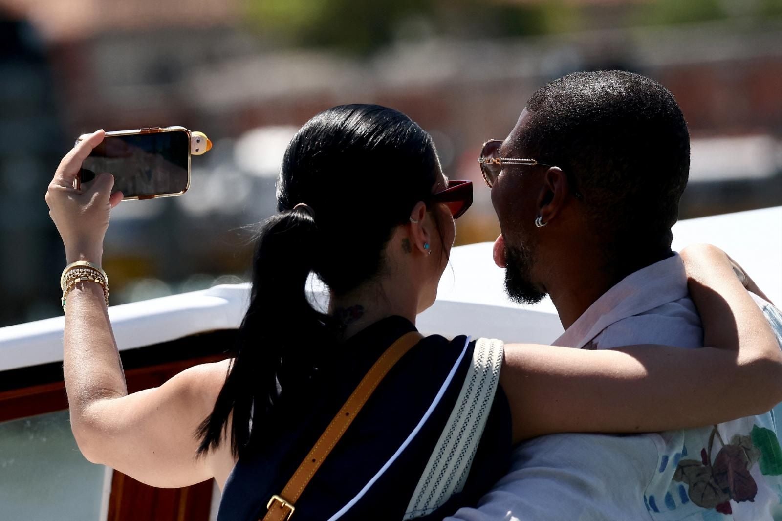 Usher junto a su pareja, Jennifer Goicoechea