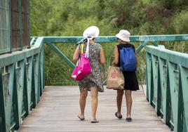 Mujeres en la playa del barrio San Gabriel de Alicante.