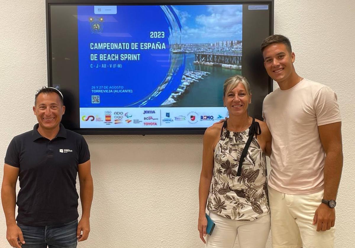 Ramón Ferrer, directivo del Club de Remo Torrevieja, Diana Box, concejal de Deportes, y el campeón del Mundo de Remo Ánder Martín el acto de presentación.