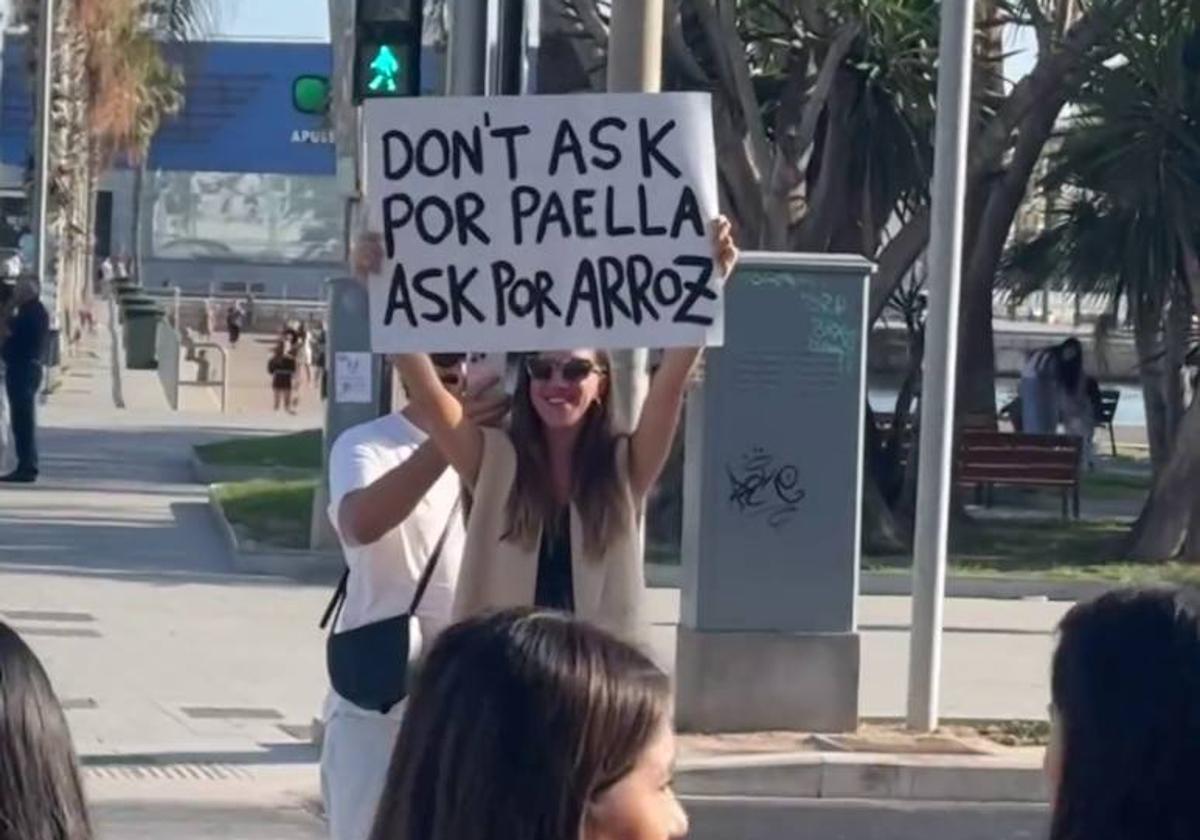 Así recibe Alicante a los turistas: «No pidas paella, pide arroz»