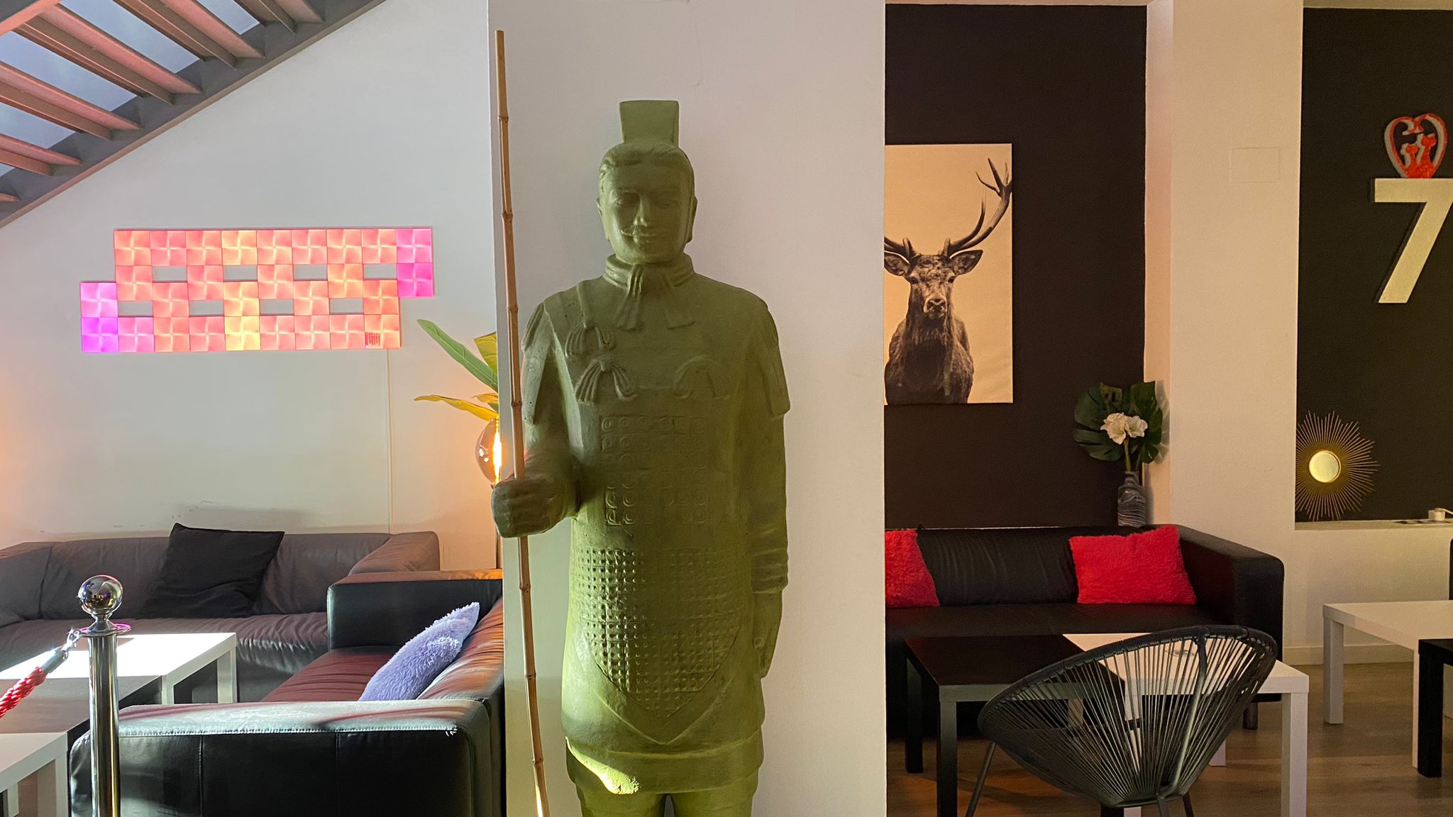 Una reproducción de un guerrero de Xi'an da la bienvenida en un conocido bar de copas de Alicante. 