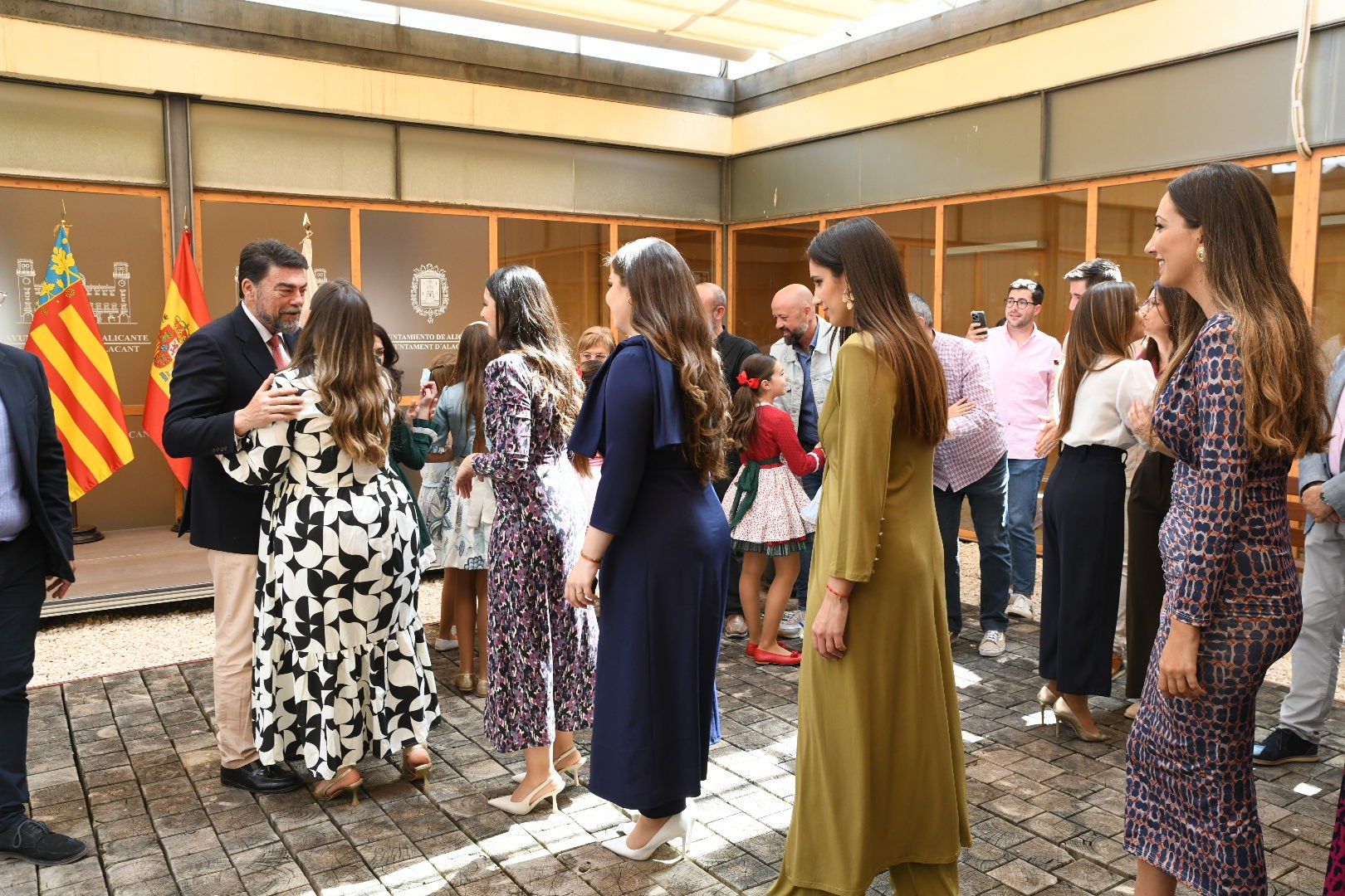 Alicante recibe a sus belleas del foc y dames d&#039;honor