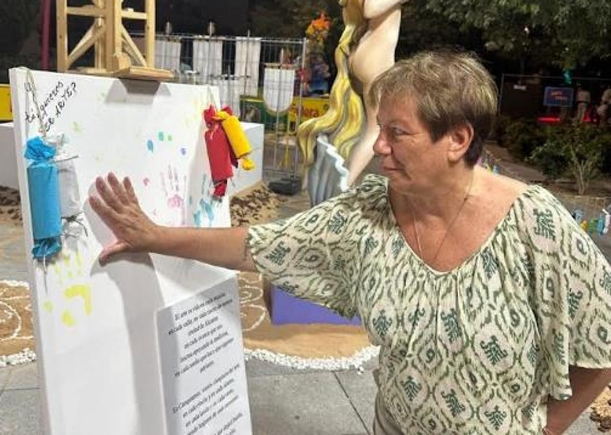 Imagen secundaria 1 - La bellea y dama de Campoamor con el primer premio, y una representante de Apamm deja su huella en la hoguera.