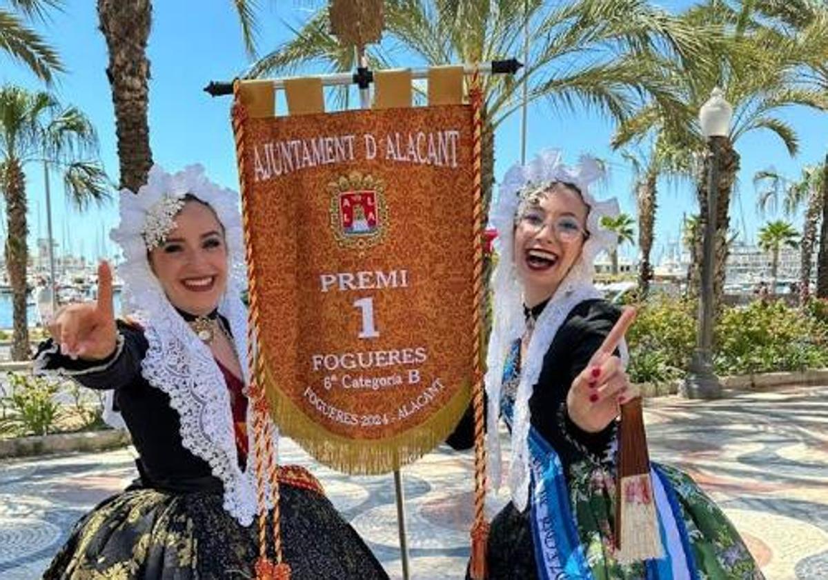 Imagen principal - La bellea y dama de Campoamor con el primer premio, y una representante de Apamm deja su huella en la hoguera.