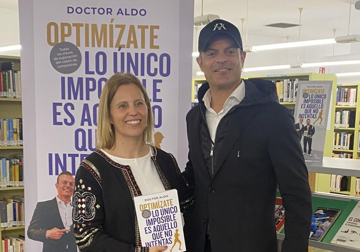 La directora de la biblioteca Azorín, con el doctor Aldo, en la entrega de ejemplares.
