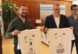 Javier Jordá, Toni Pérez y Jacobo Balongo posan con la camiseta que lucirá el equipo este sábado